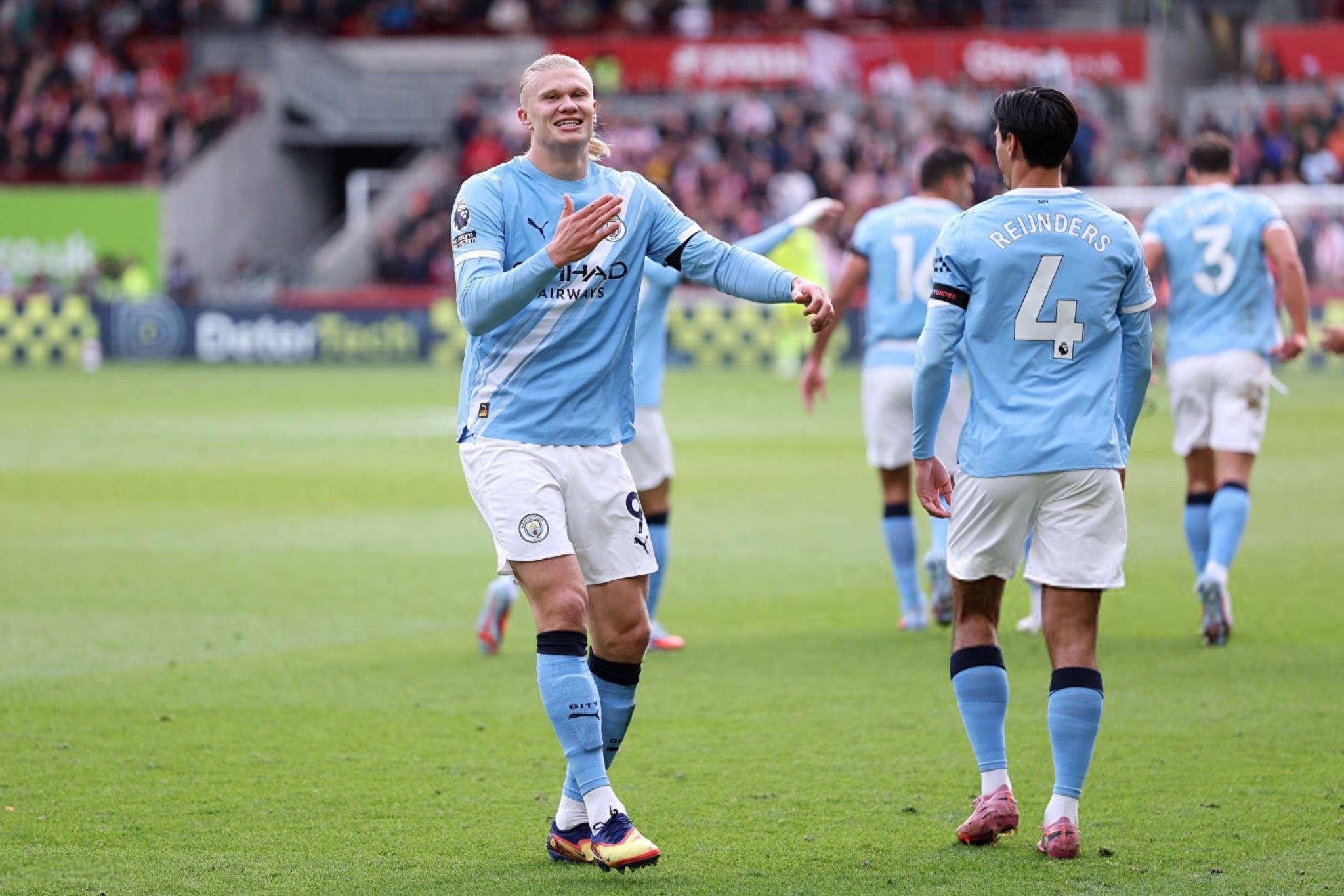 多特4-0十人黄潜，吉拉西双响，阿德耶米、斯文松建功，法比奥-席尔瓦失点（多特4-0完胜十人黄潜：吉拉西梅开二度，阿德耶米和斯文松破门，法比奥-席尔瓦点球失手）