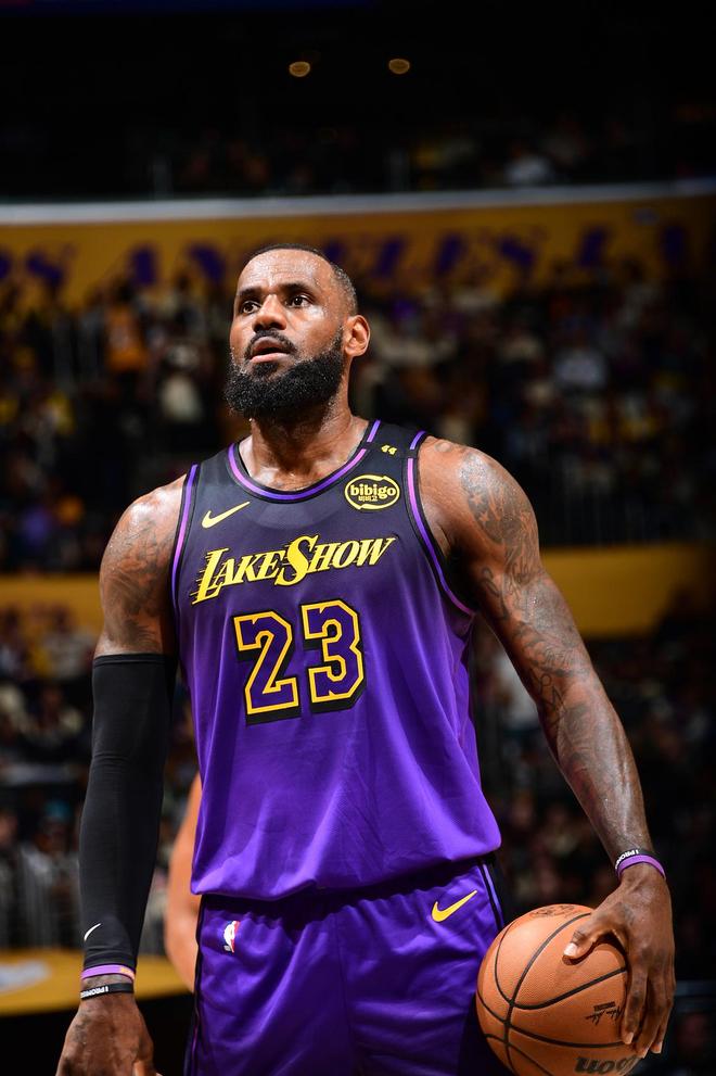 勇夺金靴，法比奥赛后社媒：感谢队友以及每位愿意相信我的人（法比奥加冕金靴，赛后社媒致谢队友与每一位相信我的人）