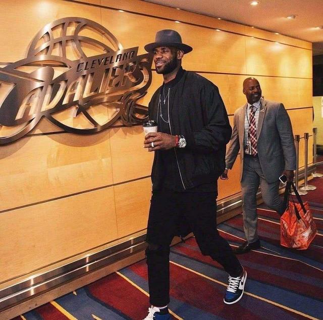 齐沃：我承担丢12个球的责任，但其中有7个发生在两场比赛里（齐沃：12个失球由我负责，其中7球集中在两场比赛）