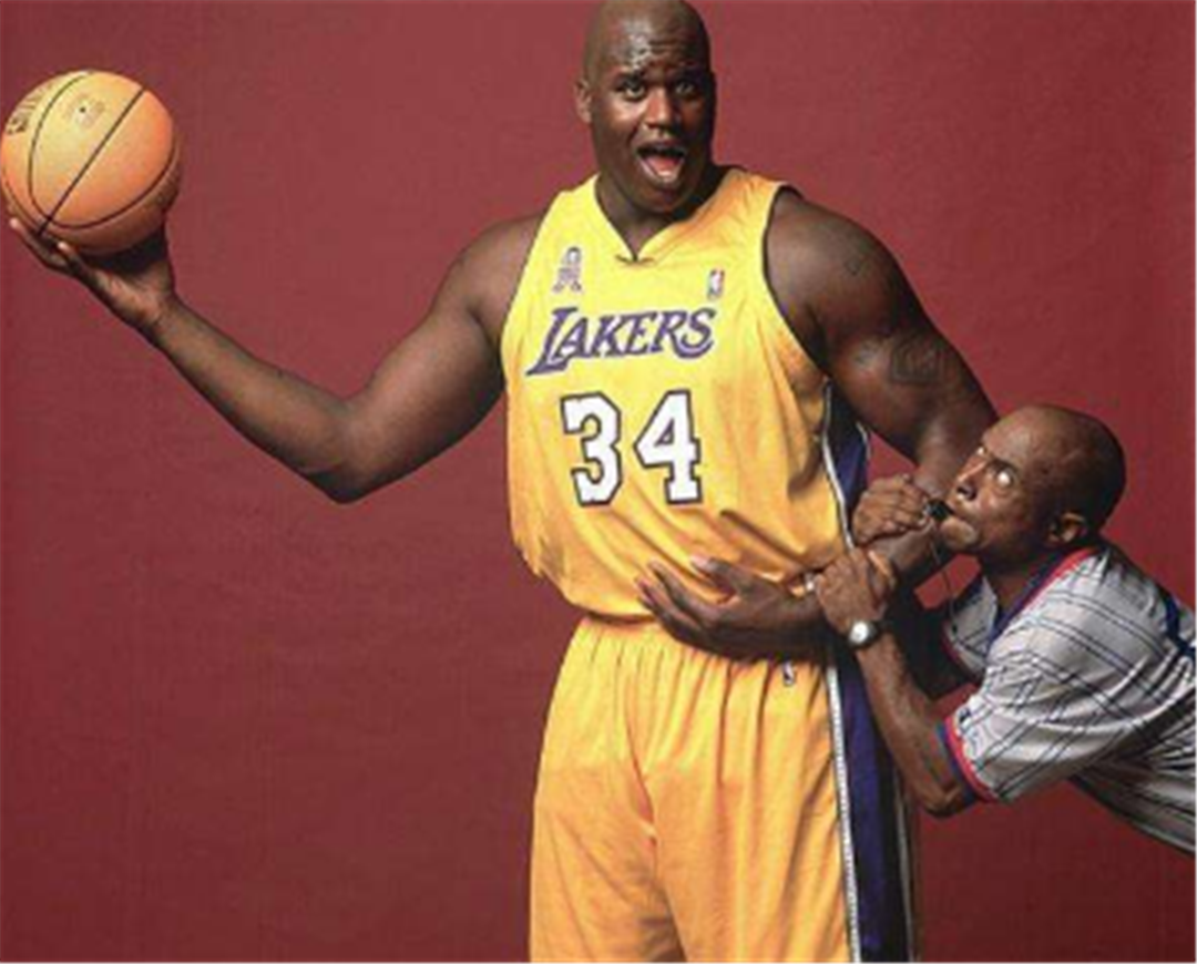 梦幻联动！T1四人组造访拜仁主场，领取印有自己名字的拜仁队服（梦幻合作！T1四将做客拜仁主场，获赠印有姓名的拜仁战袍）