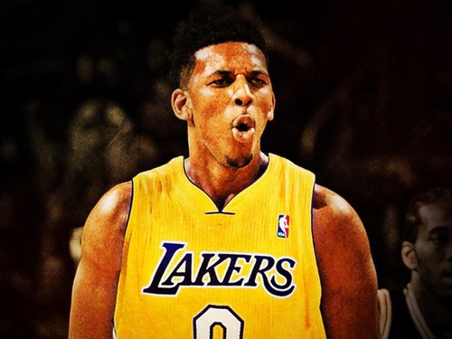 半场战报：阿森纳1-0布拉格斯拉维亚，萨卡点射（半场快讯：萨卡点球命中，阿森纳1-0领先布拉格斯拉维亚）