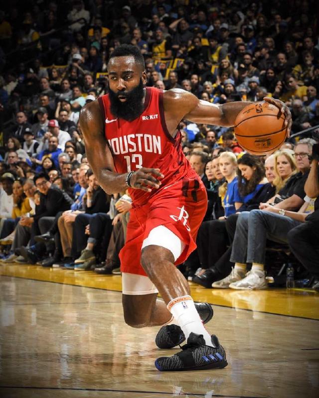 这队进攻端火力全开（这支球队进攻火力爆棚）