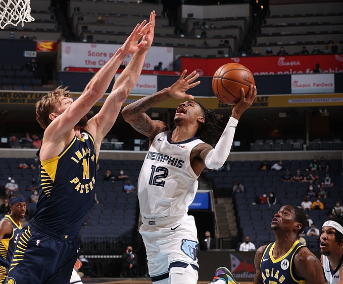 拿来吧你！柏林赫塔球员一把抢过对手教练给球员的战术小纸条（赛场突发：柏林赫塔球员当众夺走对方教练递给球员的战术纸条）