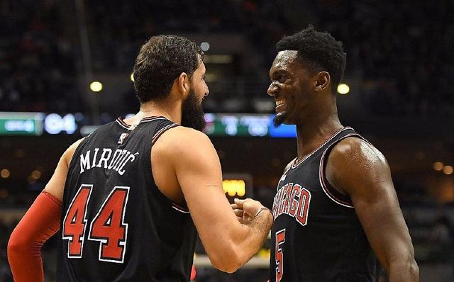 😎这人谁啊（摘掉墨镜）🥺号召力这么强！（这位是谁？摘下墨镜一看，号召力爆棚！）